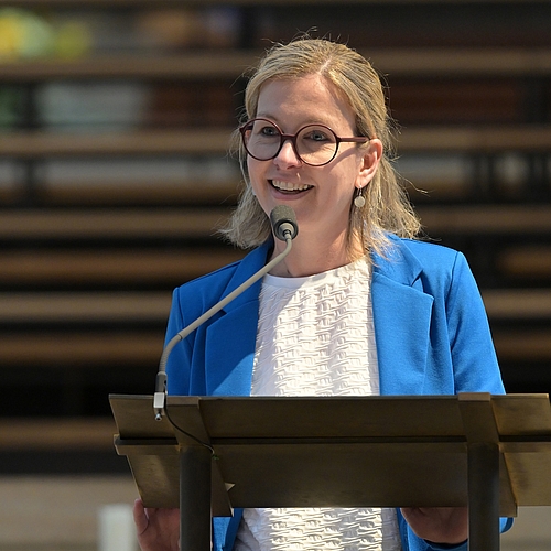 Simone Heimann steht am Rednerpult