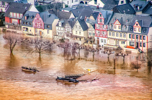 Überflutete Altstadt mit Fachwerkhäusern in Leutesdorf, Rheinland-Pfalz
