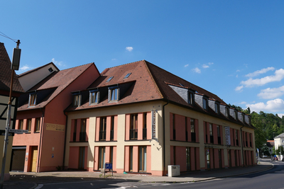 Museumsgebäude mit bodenhohen Fenstern und zahlreichen schiefergedeckten Dachgauben