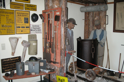 Ausstellungsraum mit Bergwerksszene und verschiedenen historischen Werkzeugen für den Bergbau