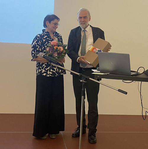 Staatssekretär Jürgen Hardeck verbabschiedet die langjährige Geschäftsführerin des Museumsverbands Bettina Scheeder.