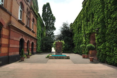 Innenhof mit Museumsgebäude und Bacchusbrunnen