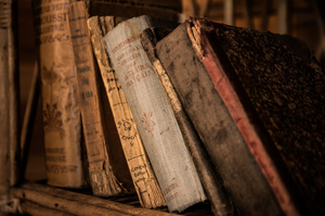 Alte Bücher in einem Bücherregal