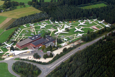Luftaufnahmedes Museumsgeländes mit Gebäuden und zahlreichen Flugzeugen