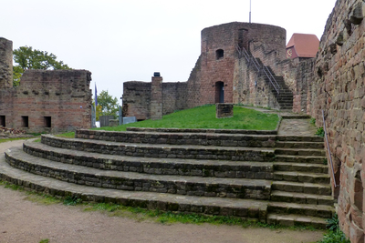 Südostturm der Burg Neuleiningen mit Eingang zum Museum