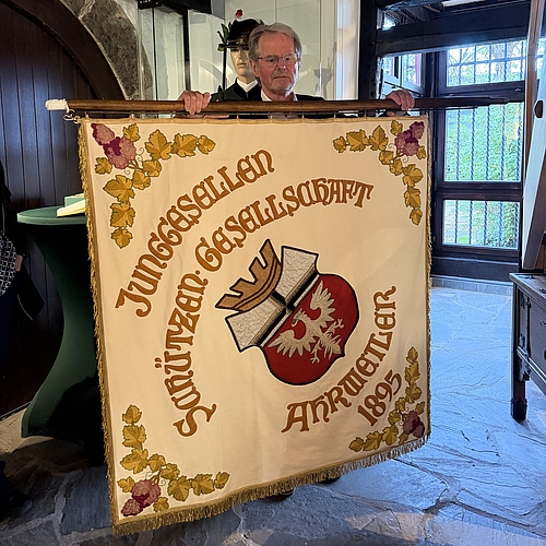 Wieder gut in Schuss: Werner Kathe präsentiert die restaurierte Fahne der Junggesellen-Schützengesellschaft Ahrweiler.