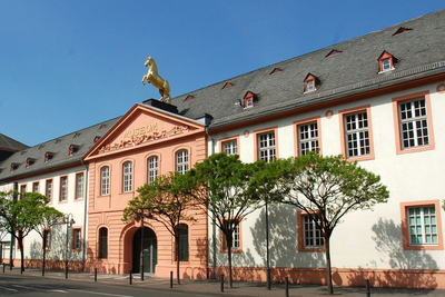 Gebäude des Landesmuseums in Mainz mit goldener Pferdeskulptur auf dem Dach