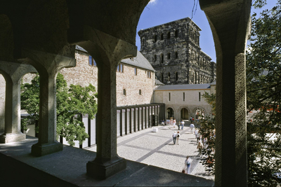 Hof des Stadtmuseum Simeonstifts mit Kreuzgang und Porta Nigra im Hintergrund