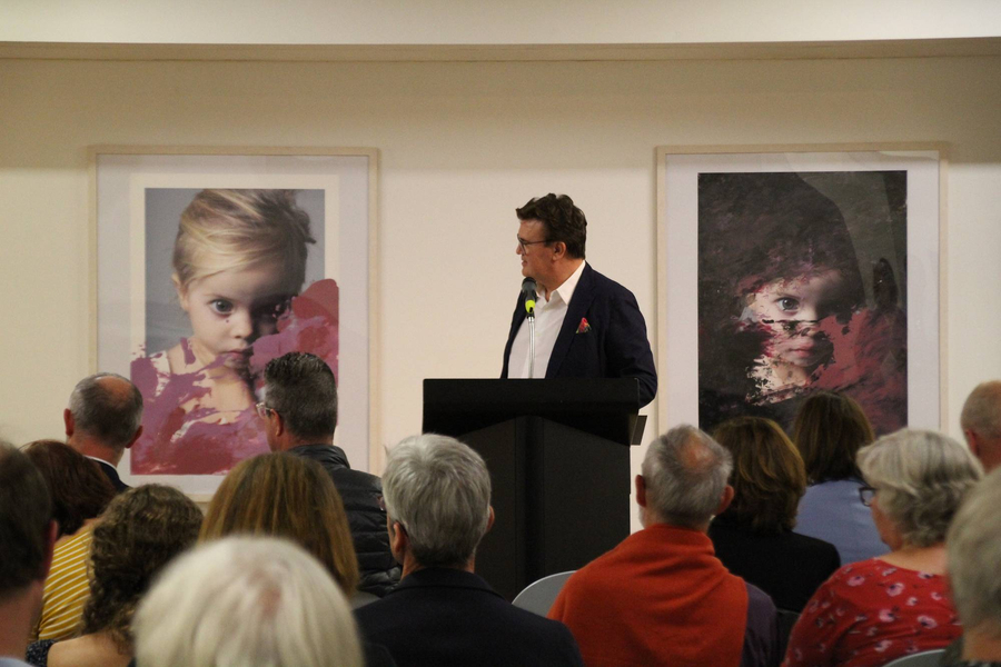 Auktionator Robert van den Valentyn versteigert zwei Werke des Künstlers Gottfried Helnwein.