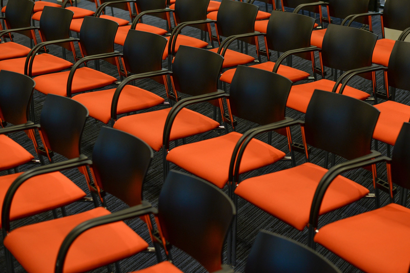Reihen von roten Stühlen