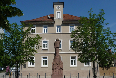 Das Rathaus in Ludwigshafen-Friesenheim mit Rochusdenkmal und dem Museum Friesenheim