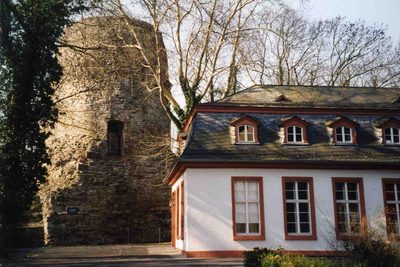 Gebäude des Stadthistorischen Museums in Mainz und  Drususstein (Römisches Scheingrab)