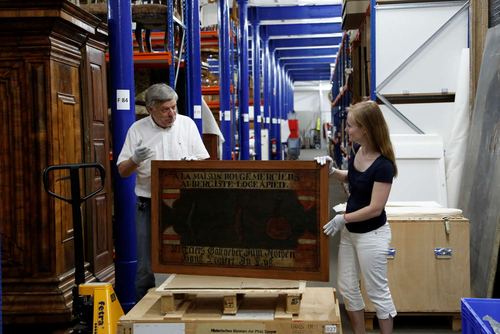 Dr. Ludger Tekampe und seine Kollegin Johanna  Kätzel prüfen ein Gemälde in den Depots des  Historischen Museum der Pfalz.