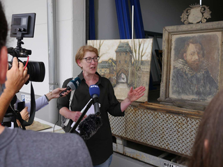 Museumsleiterin Heike Wernz-Kaiser spricht mit anwesenden Journalisten
