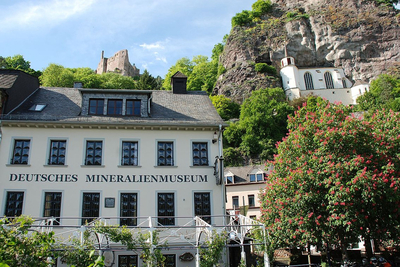 Museumsgebäude mit Burgruine im Hintergrund