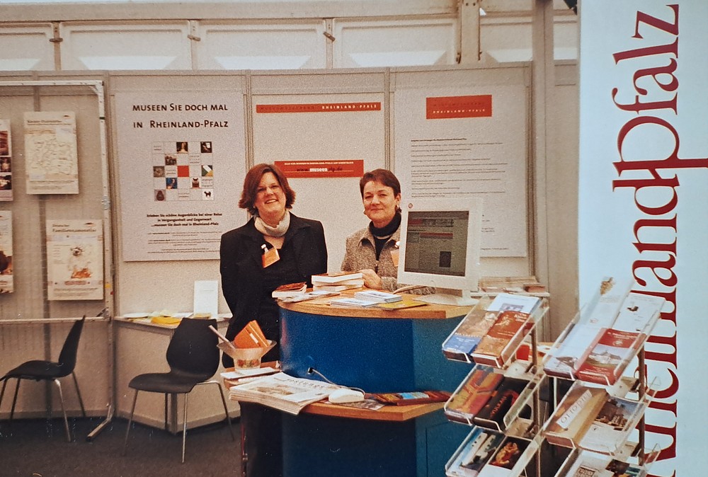 Julia Kiefer und Bettina Scheeder besuchen 2004 die zehntägige Rheinland-Pfalz-Ausstellung in Mainz
