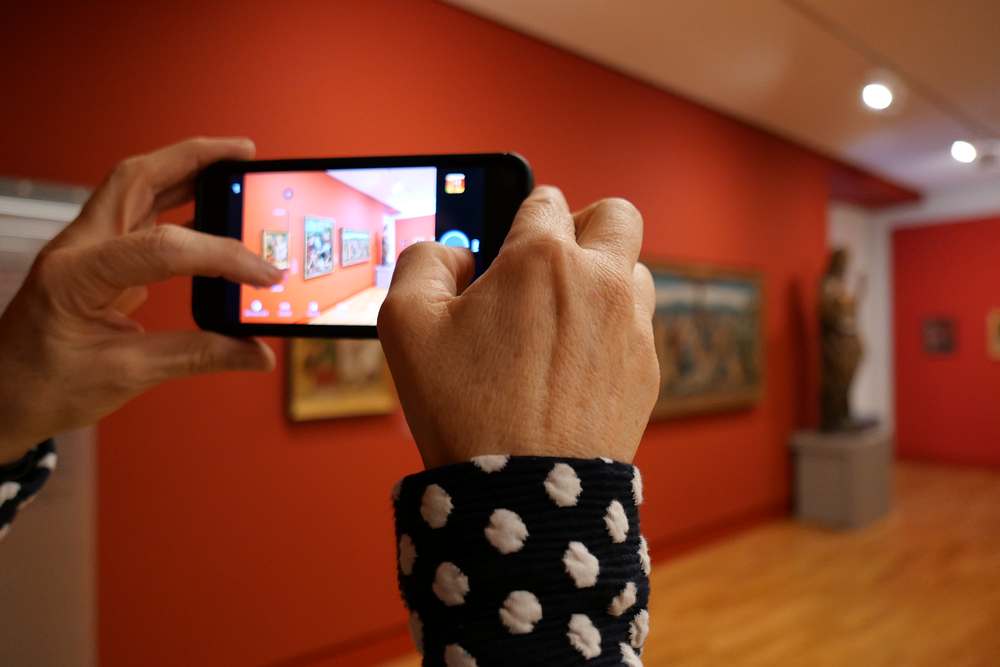 Teilnehmerin der Fortbildung "Objektfotografie" im Landesmuseum Mainz fokussiert mit ihrer Digitalkamera einen Gegenstand.